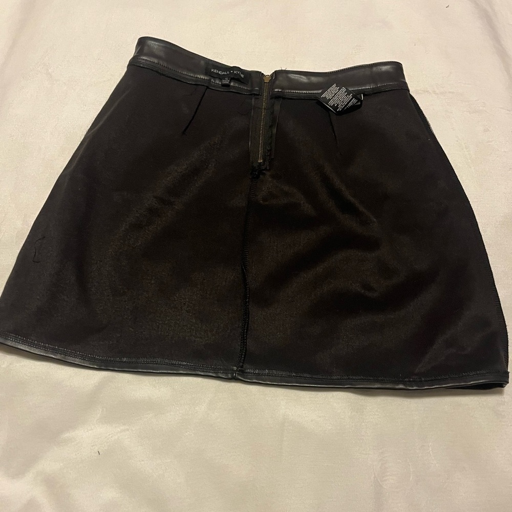 Kendall+Kylie Black Faux Leather Mini Skirt Size S Front Slit Trendy Edgy Chic - Picture 5 of 6